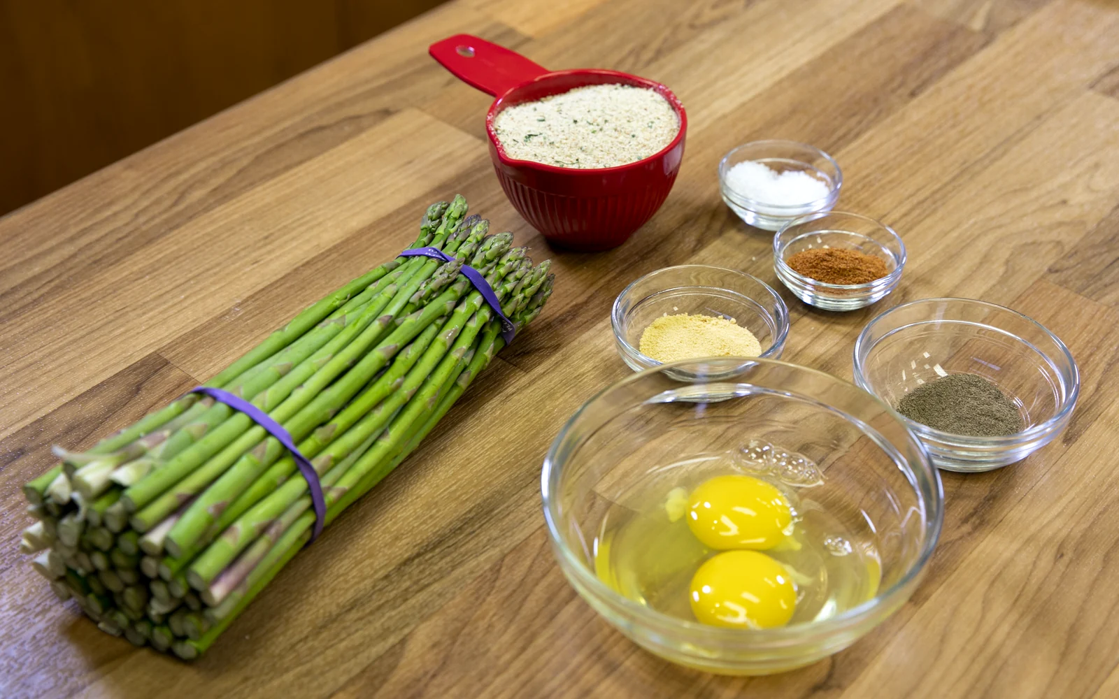 Mesa de cocina mediterránea con ingredientes frescos